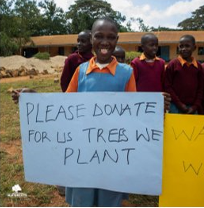Schüler mit handgeschriebenem Schild Trees are a source of water